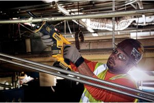 pivoting head saw tool